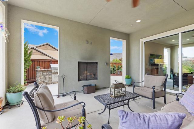 2062 Reserva Ct, Brentwood CA: https://media.crmls.org/mediaz/1eac728f-2aed-4593-a259-499fed4357c6.jpg