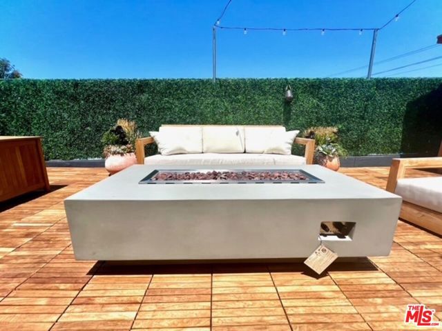 2513 Lincoln Boulevard, Venice CA: https://media.crmls.org/mediaz/1eac7d94-1e71-4427-8602-429e0fb7e4ca.jpg