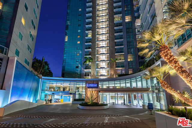 13700 Marina Pointe Drive, Marina del Rey CA: https://media.crmls.org/mediaz/1eae99bd-6ef2-4370-b09f-7c4247a6531b.jpg