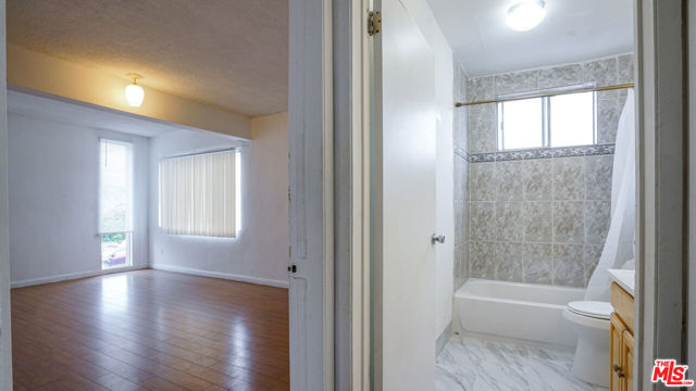 5342 Lexington Avenue, Los Angeles CA: https://media.crmls.org/mediaz/1eaf1da1-2e2d-4ccc-86d1-e01edc513551.jpg