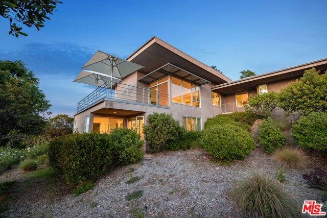 475 Stunt Road, Calabasas CA: https://media.crmls.org/mediaz/1eaf7b08-e4ab-464a-b796-2a86b79321ba.jpg