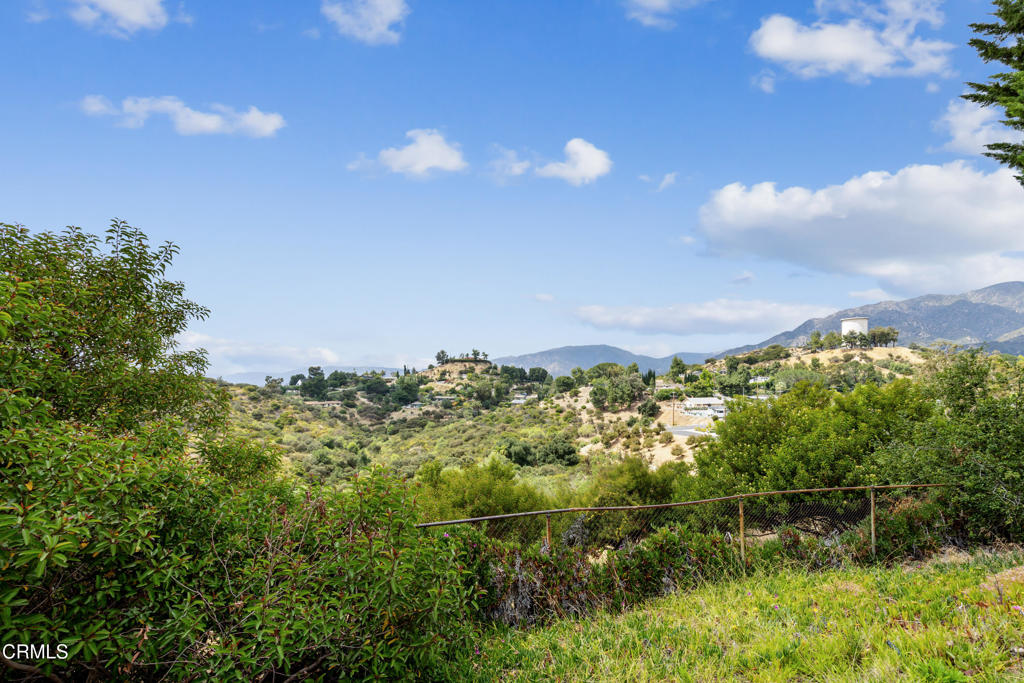 https://media.crmls.org/mediaz/1eafd772-a129-47da-9d94-f28417f21b0e.jpg?preset=X-Large