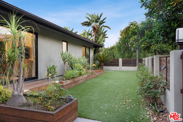 3235 Steven Drive, Encino CA: https://media.crmls.org/mediaz/1eb110cd-d037-4251-842d-ffa65ef8deb0.jpg