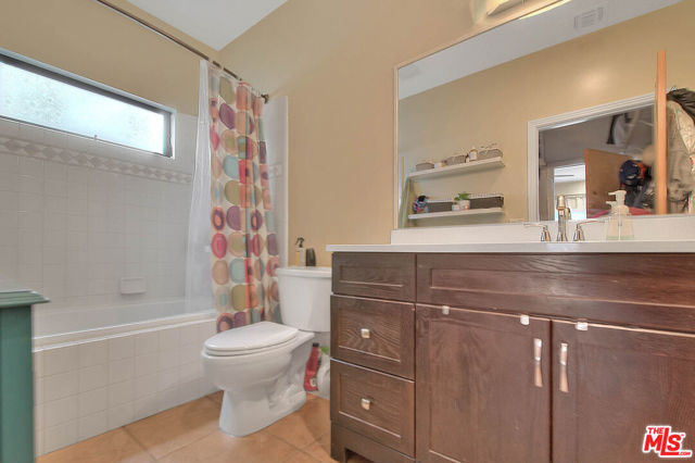 1821 S Sycamore Avenue, Los Angeles CA: https://media.crmls.org/mediaz/1eb1a264-d5b7-4708-806c-c24ea4bc0227.jpg
