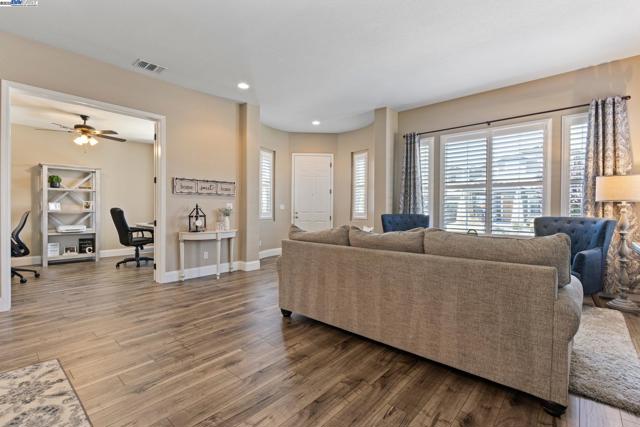 6454 Green Castle Cir, Discovery Bay CA: https://media.crmls.org/mediaz/1eb1f919-6739-46a9-b376-e673a24f3c18.jpg