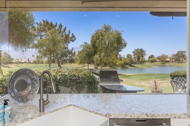 27 Oak Tree Drive, Rancho Mirage CA: https://media.crmls.org/mediaz/1eb25fa1-f37f-4b25-bd1a-e14b5407fe40.jpg