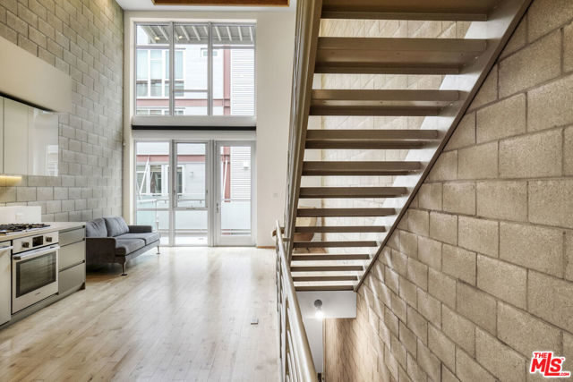 3450 Cahuenga Boulevard, Los Angeles CA: https://media.crmls.org/mediaz/1eb2e09c-19cc-4f77-8c2d-875b82ebf6da.jpg