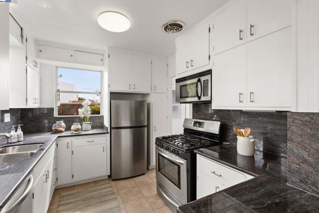 2806 Clay St, Alameda CA: https://media.crmls.org/mediaz/1eb3340b-bb32-44bb-83a1-16a224c87df4.jpg