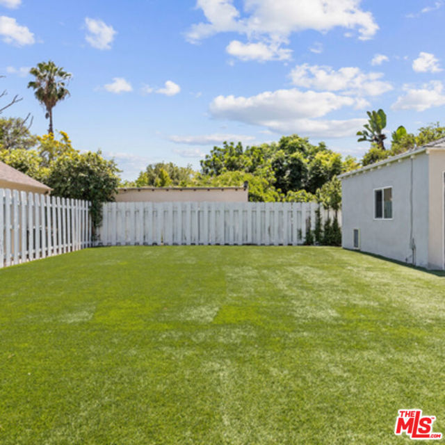 6526 6528 San Vicente Boulevard, Los Angeles CA: https://media.crmls.org/mediaz/1eb370e7-0ffa-44bc-acc3-29971ad5c22f.jpg