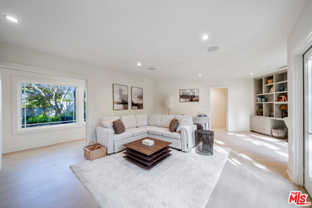 10148 Angelo Circle, Beverly Hills CA: https://media.crmls.org/mediaz/1eb42108-8494-474a-a4f7-a5c7187017c8.jpg