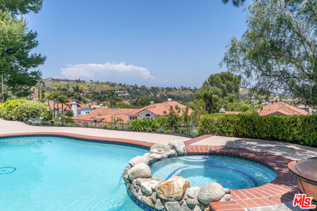 3458 Malaga Court, Calabasas CA: https://media.crmls.org/mediaz/1eb516d8-afa3-489d-bd34-19d62245cb9d.jpg
