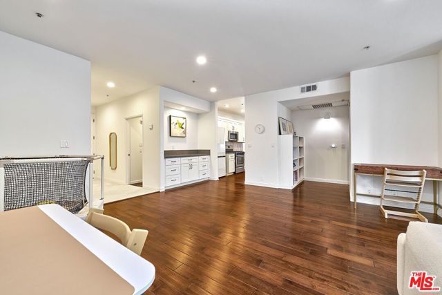 333 Westminster Avenue, Los Angeles CA: https://media.crmls.org/mediaz/1eb5a0d1-2be2-4214-b5c3-d6cb31e32bfc.jpg