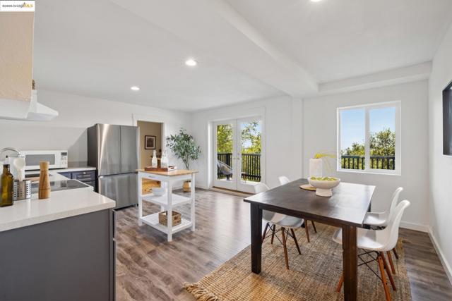 5920 Ascot Dr, Oakland CA: https://media.crmls.org/mediaz/1eb5d40f-b188-4dfa-90cb-29b2dc43f639.jpg