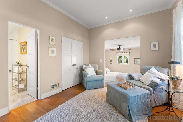 7725 Whitefield Pl, La Jolla CA: https://media.crmls.org/mediaz/1eb62190-5b9f-4125-9b73-ef728a66d468.jpg