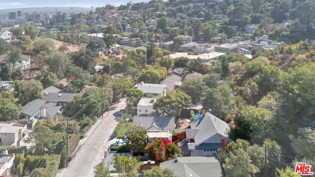 2565 Glen Green Street, Los Angeles CA: https://media.crmls.org/mediaz/1eb6ac57-5cd1-408e-b090-d68d3b7a163d.jpg
