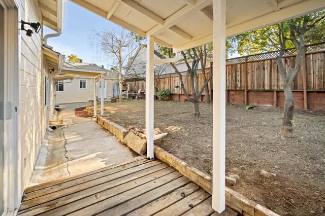 2066 Sterling Avenue, Menlo Park CA: https://media.crmls.org/mediaz/1eb77c5a-9693-471e-9a88-9d71dbe65a6a.jpg