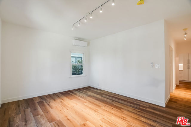 151 N Swall Drive, Beverly Hills CA: https://media.crmls.org/mediaz/1eb794f8-3b7d-4241-b81c-9a5b04a75d49.jpg