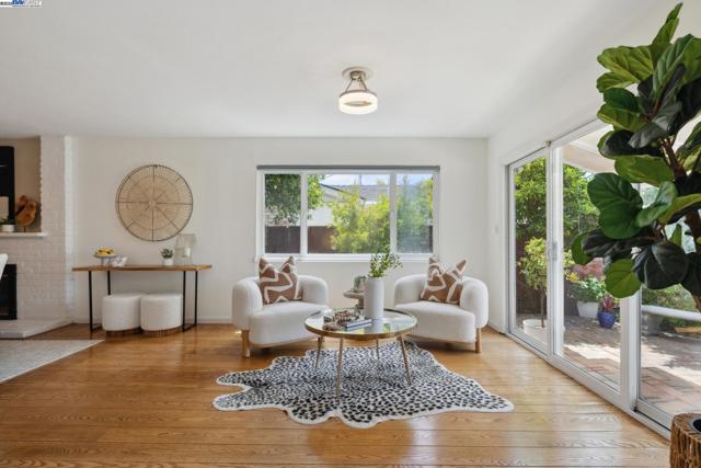 30113 Treeview St, Hayward CA: https://media.crmls.org/mediaz/1eb7f12a-7ee6-4bf9-acb0-d2356aecdce6.jpg