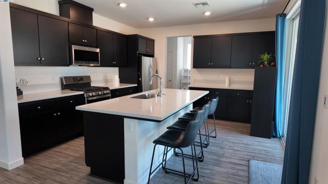 17516 Gemini Ct, Lathrop CA: https://media.crmls.org/mediaz/1eb835c3-aec4-4b0f-8bf8-9596709cbe2e.jpg