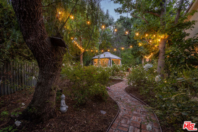 5985 Vista De La Luz, Woodland Hills CA: https://media.crmls.org/mediaz/1eb9e948-9008-4ef7-a272-8b0ea7200a6a.jpg