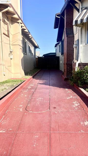 2526 64th Ave, Oakland CA: https://media.crmls.org/mediaz/1eb9eeca-3315-4bed-a49e-4a371a6a1c26.jpg