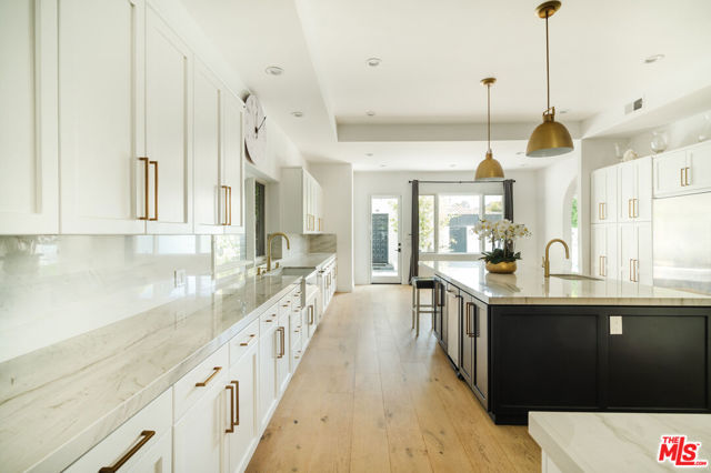 609 21st Place, Santa Monica CA: https://media.crmls.org/mediaz/1eb9fd17-e994-4a1e-bd80-2edd7c4799af.jpg