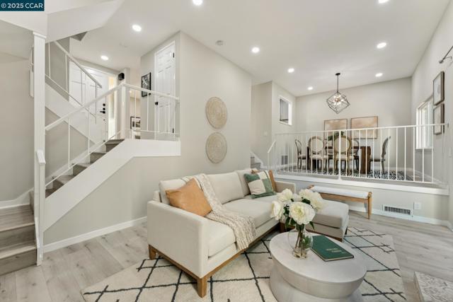 332 Kinross Dr, Walnut Creek CA: https://media.crmls.org/mediaz/1ebb4fae-e5a2-4fa2-8106-21750af266af.jpg