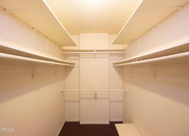 Detail Gallery Image 5 of 9 For 1971 Rodney Dr #203,  Los Angeles,  CA 90027 - 2 Beds | 2 Baths