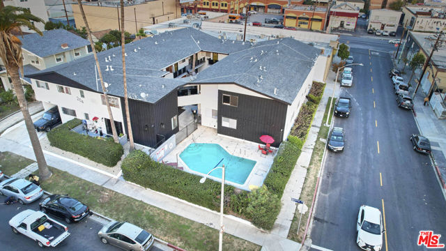 204 N Manhattan Place, Los Angeles CA: https://media.crmls.org/mediaz/1ebc2e9f-8114-4e21-9f47-17bfd7b44d1c.jpg
