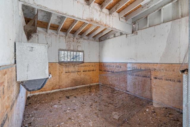 20101 Panoche Road, Paicines CA: https://media.crmls.org/mediaz/1ebc864d-61a0-42ad-8f81-a4a0e796b203.jpg