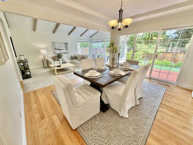 5647 Southbrook Dr, Clayton CA: https://media.crmls.org/mediaz/1ebca188-183d-4d51-be40-778891ddcf0d.jpg