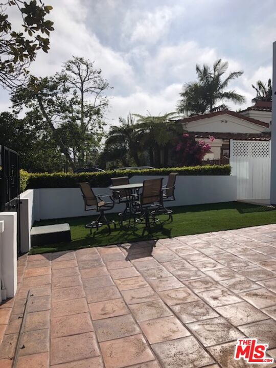 10521 ALMAYO Avenue, Los Angeles CA: https://media.crmls.org/mediaz/1ebda045-b103-4c0c-88f6-27a42f051a26.jpg