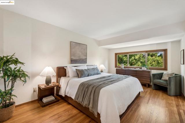 2560 Carisbrook Dr, Oakland CA: https://media.crmls.org/mediaz/1ebda852-aff6-4a8c-a60e-afdacaa966d8.jpg
