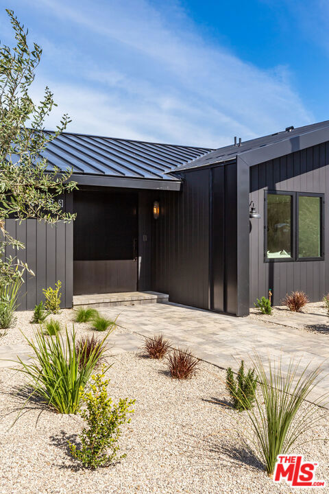 5259 Lewis Road, Agoura Hills CA: https://media.crmls.org/mediaz/1ebdb035-d684-4f12-92b1-a666eab7a16a.jpg