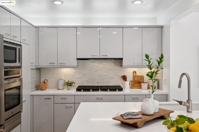 184 Lombardy Ln, Orinda CA: https://media.crmls.org/mediaz/1ebee3b1-b433-4713-9fb5-9b319cfb03ff.jpg