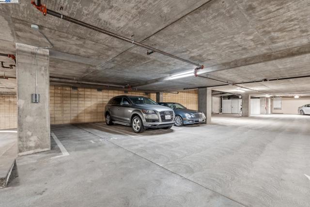 222 Broadway, Oakland CA: https://media.crmls.org/mediaz/1ebee7ec-39e1-4492-87ef-3a4487b9933b.jpg