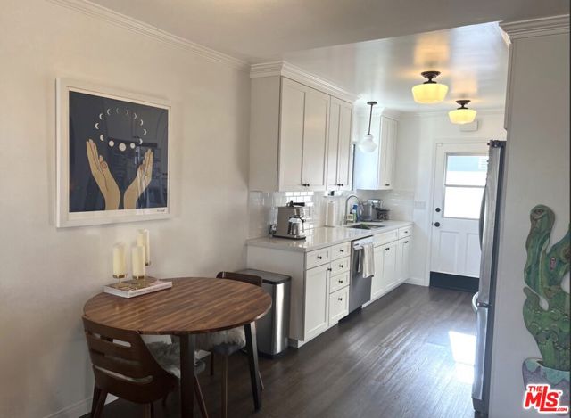 3125 Stanford Avenue, Venice CA: https://media.crmls.org/mediaz/1ebf2ea5-9119-4319-aa26-cb4960c1a001.jpg