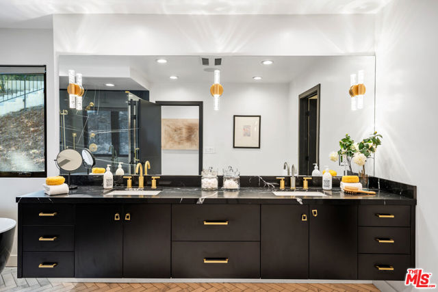 19536 Wells Drive, Tarzana CA: https://media.crmls.org/mediaz/1ec0044b-71c2-4a07-97e0-4493f2d68ff0.jpg