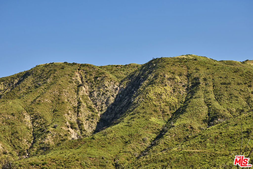 https://media.crmls.org/mediaz/1ec08968-1100-4a70-a506-319a25909485.jpg?preset=X-Large