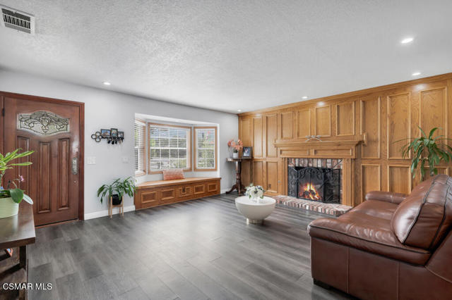 6211 Anastasia Street, Simi Valley CA: https://media.crmls.org/mediaz/1ec143ae-27b6-46d5-b9e5-84af82763daf.jpg
