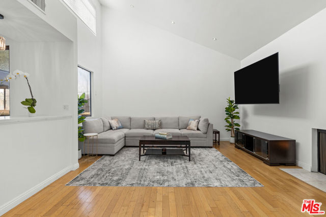 1506 S Bentley Avenue, Los Angeles CA: https://media.crmls.org/mediaz/1ec199cf-6e25-488b-af68-ba12e00899d5.jpg