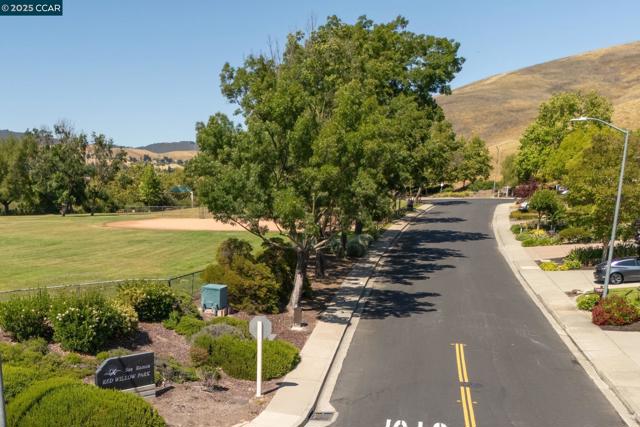 125 Coriander Ct, San Ramon CA: https://media.crmls.org/mediaz/1ec1f62e-5554-482e-bb4c-c8b3d93d6871.jpg