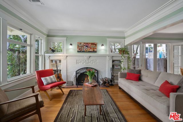813 Crestmoore Place, Venice CA: https://media.crmls.org/mediaz/1ec28804-7c5c-4a4d-82f0-8359e73286c6.jpg