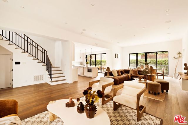 1023 Superba Avenue, Venice CA: https://media.crmls.org/mediaz/1ec2d124-3cc7-409c-93ef-0c2b0dbb3828.jpg