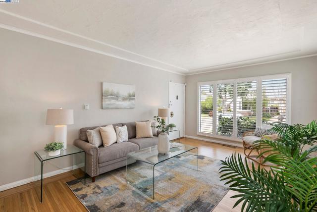2806 Clay St, Alameda CA: https://media.crmls.org/mediaz/1ec3a6eb-68bc-4df3-b306-c8123c65f107.jpg
