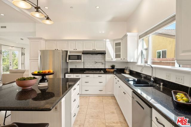 4224 Madison Avenue, Culver City CA: https://media.crmls.org/mediaz/1ec3c598-45bc-4c95-a9cd-8c10c904d60d.jpg