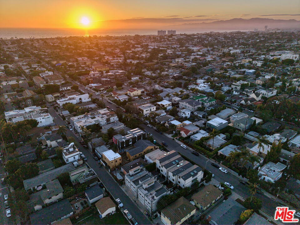 https://media.crmls.org/mediaz/1ec3e3df-821b-46fb-a004-90829eda9720.jpg?preset=X-Large