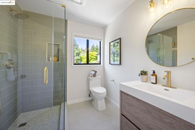 38 La Salle Ave, Piedmont CA: https://media.crmls.org/mediaz/1ec4ffb6-3094-4451-893c-05214b37d638.jpg