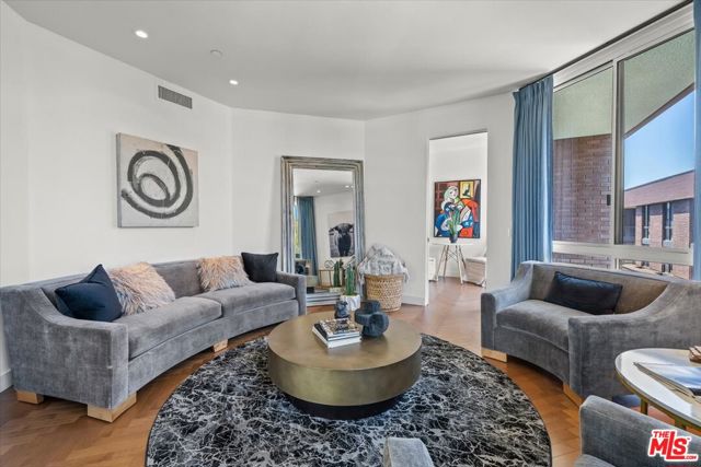 300 N Swall Drive, Beverly Hills CA: https://media.crmls.org/mediaz/1ec55aa7-781e-4e29-8ad6-36fb60d9ac21.jpg
