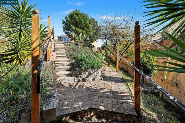 5701 Oakmont Dr, Richmond CA: https://media.crmls.org/mediaz/1ec596c5-8696-48e0-bbe2-0c9fbd9da993.jpg